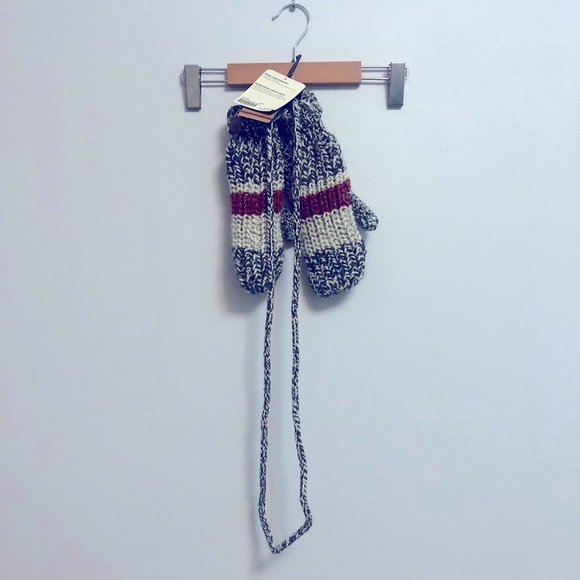 *FINAL PRICE* NWT Roots Chunky Cabin String Mittens - Picture 2 of 8
